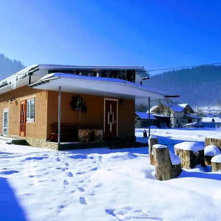 затишний будиночок біля річки * Krivorovnya