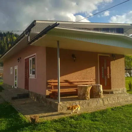 затишний будиночок біля річки