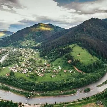 Hébergement de vacances затишний будиночок біля річки