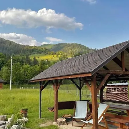 затишний будиночок біля річки Krivorovnya