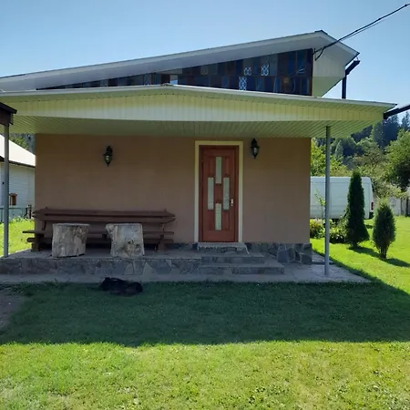 затишний будиночок біля річки