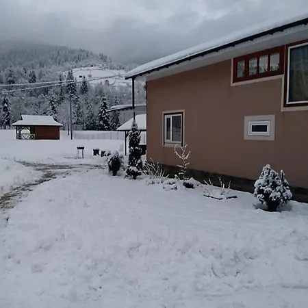 затишний будиночок біля річки Krivorovnya