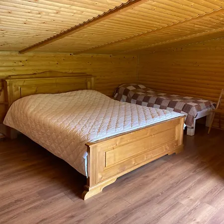 затишний будиночок біля річки *