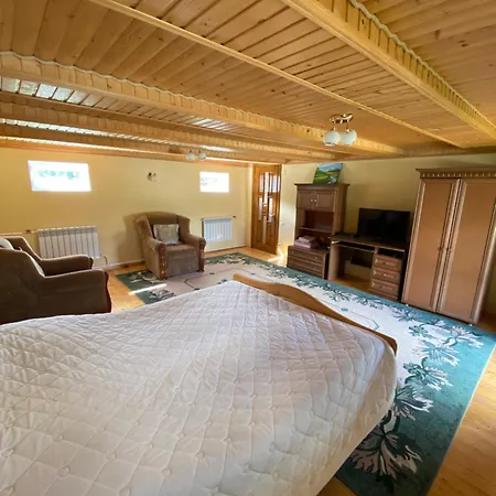 затишний будиночок біля річки * Krivorovnya