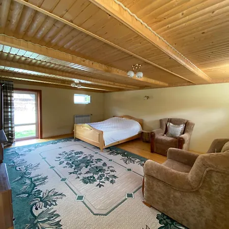 затишний будиночок біля річки